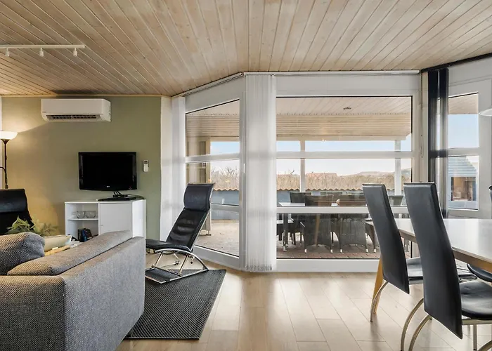 Four-bedroom In Hvide Sande